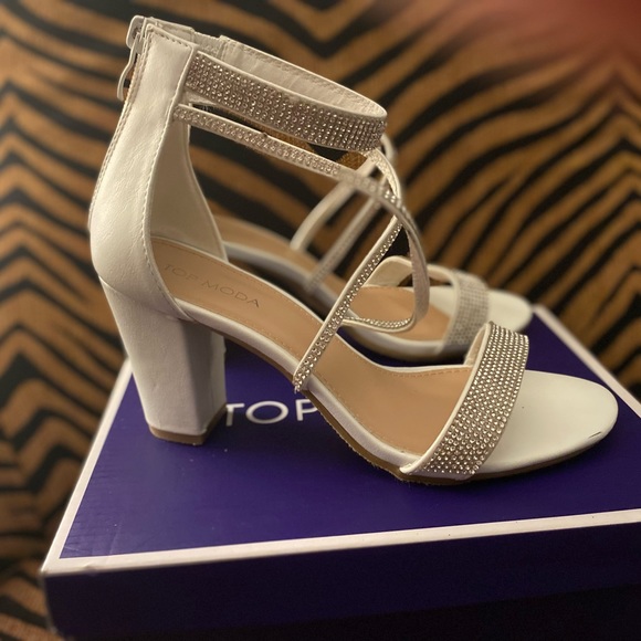 Women’s white bling sandals w rhinestones - Picture 3 of 5